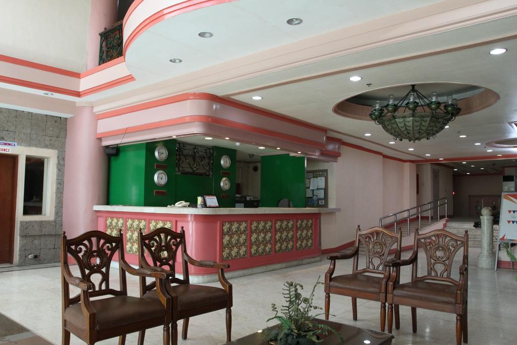 La Fiesta Hotel Iloilo Esterno foto
