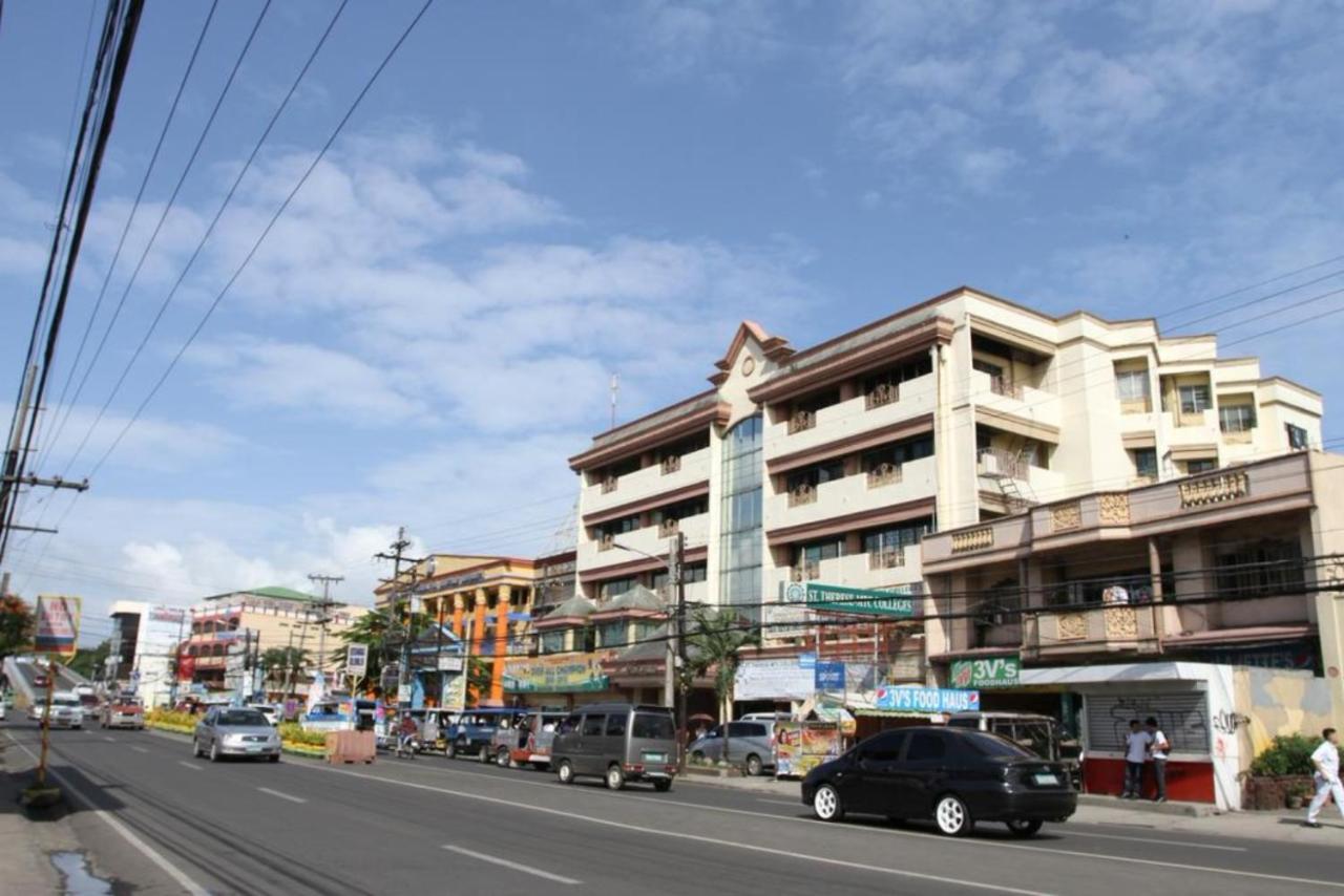 La Fiesta Hotel Iloilo Esterno foto
